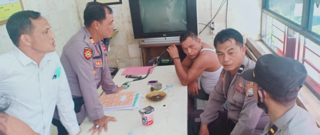 Lokasi pemarangan dan barang bukti sajam yang diamankan.