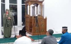 Bu Rektor Tarawih Perdana di Masjid Baru UIM dengan Prokes Covid-19 