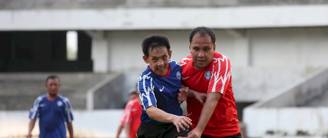 Laga Persahabatan, Danny Ikut Laga Sepak Bola Friendly Match Antara Tim Pemkot Lawan Legenda PSM