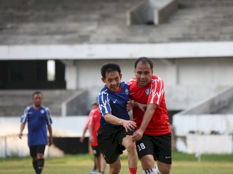 Laga Persahabatan, Danny Ikut Laga Sepak Bola Friendly Match Antara Tim Pemkot Lawan Legenda PSM