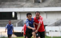 Laga Persahabatan, Danny Ikut Laga Sepak Bola Friendly Match Antara Tim Pemkot Lawan Legenda PSM