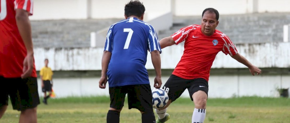 Danny Pomanto saat menjajal lapangan di Stadion Barombong.