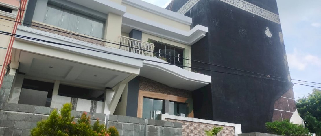 Penampakan Masjid AL Fatih Al Anshar yang mirip Kakbah.