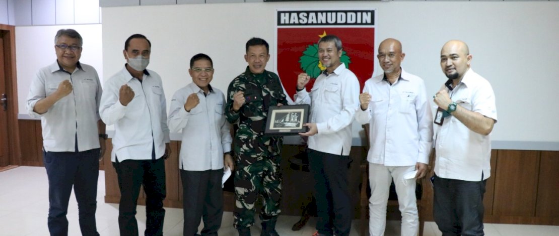 Suasana silaturahmi Kalla Group dengan Pangdam XIV Hasanuddin.