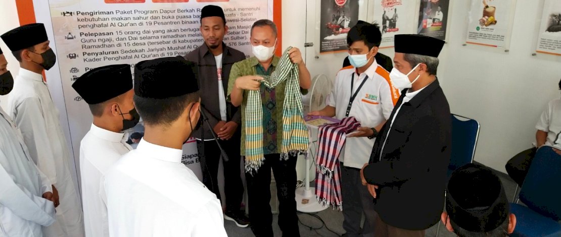 Suasana pelepasan dai muda oleh Kalla Group.