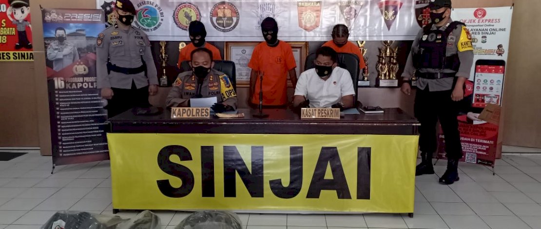 Suasana rilis penangkapan tiga pelaku curanmor di Polres Sinjai.