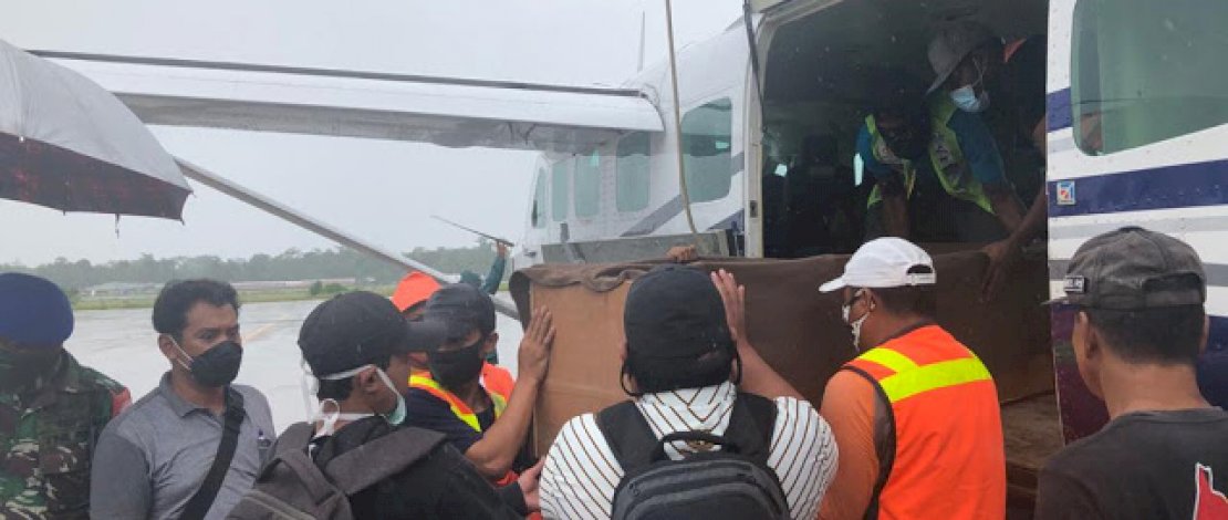 Jenazah Udin saat tiba di Bandara Timika.