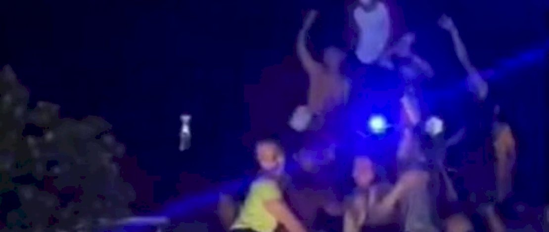 Tangkapan layar aksi joget striptis pria berpenampilan wanita.