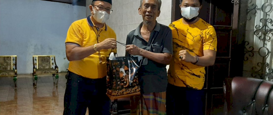 Kader Golkar Sulsel Bagikan Paket Sembako ke Tokoh Senior Golkar 