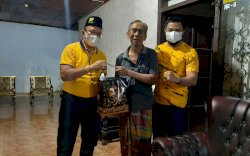 Kader Golkar Sulsel Bagikan Paket Sembako ke Tokoh Senior Golkar 