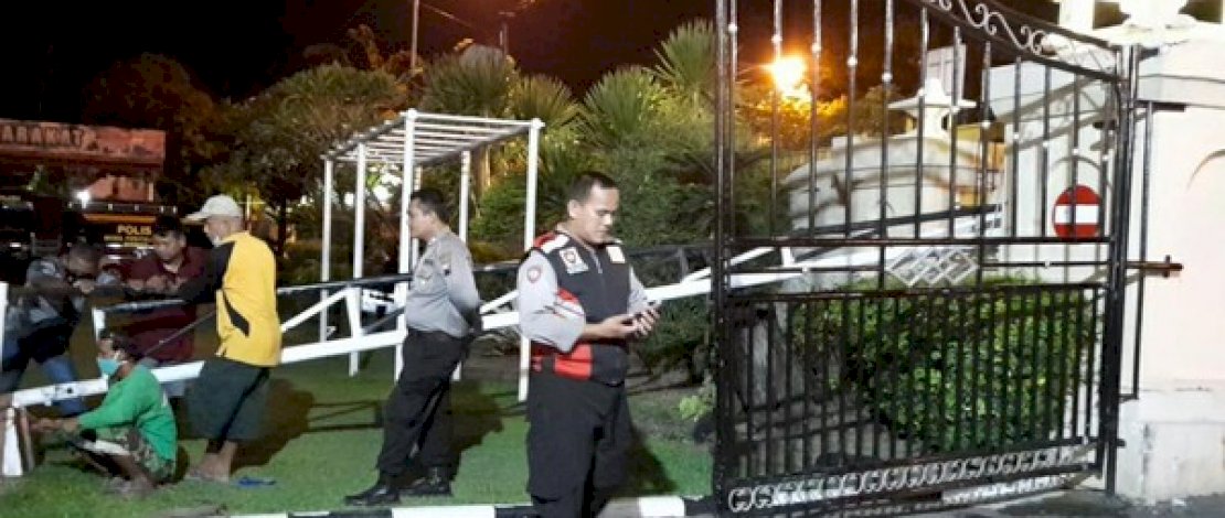 Portal pintu gerbang Mapolres Brebes diperbaiki usai didobrak pelaku dengan mobil.