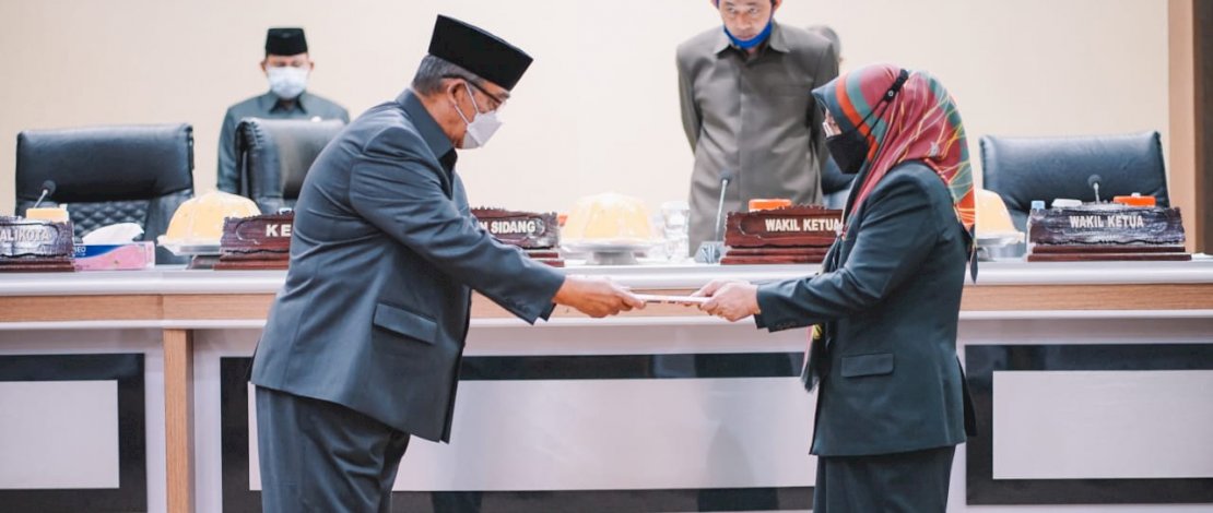Suasana penyerahan RAP RPJMD antara Wakil Wali Kota Parepare, Pangeran Rahim dan Ketua DPRD Kota Parepare, Hj. Nurlinah K, S.H., M.H.