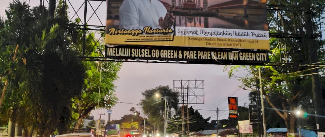 Baliho Airlangga Hartarto di sejumlah ruas jalan.