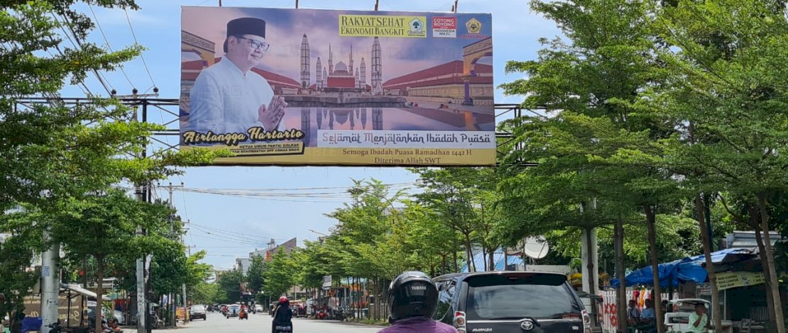 Baliho Airlangga Hartarto di sejumlah ruas jalan.