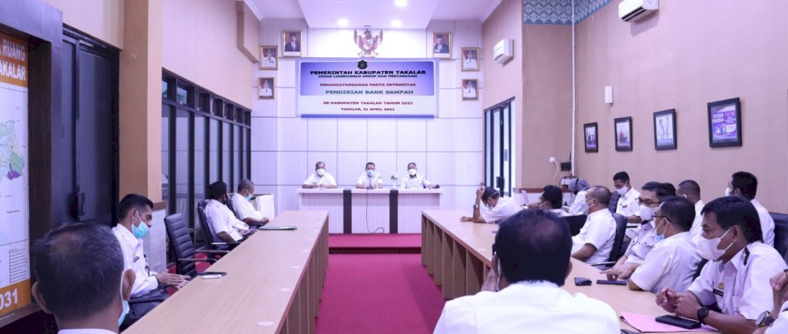 Penandatanganan pendirian Bamk Sampah di Takalar.