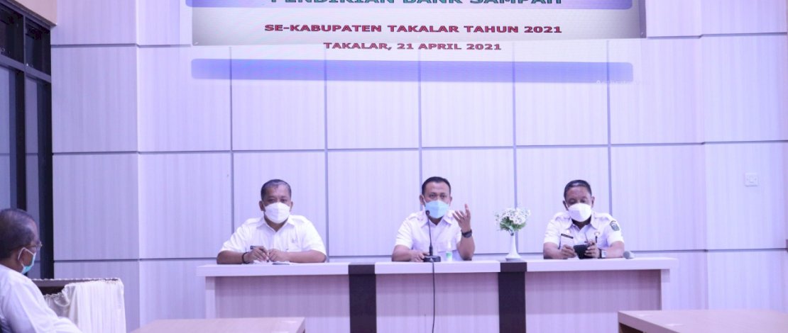 Penandatanganan pendirian Bamk Sampah di Takalar.