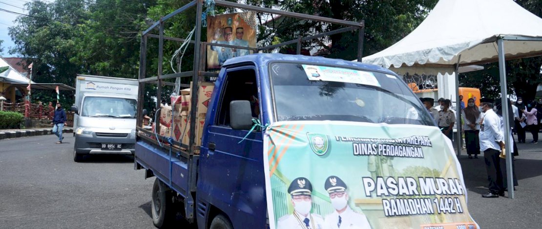 Wali Kota Parepare, Taufan Pawe melepas rombongan pasar murah Pemkot Parepare.