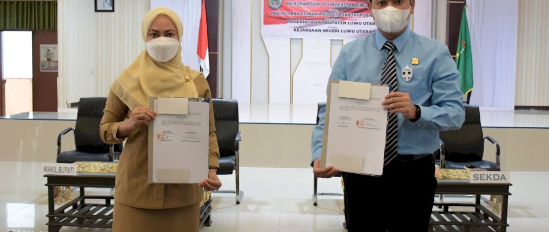 Penandatanganan MoU kerjasama Pemkab Lutra dan Kejari Lutra.