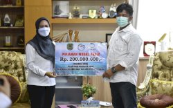 Dua Pelaku Usaha Perikanan di Lutra Terima Pinjaman Modal Kerja Senilai Ratusan Juta