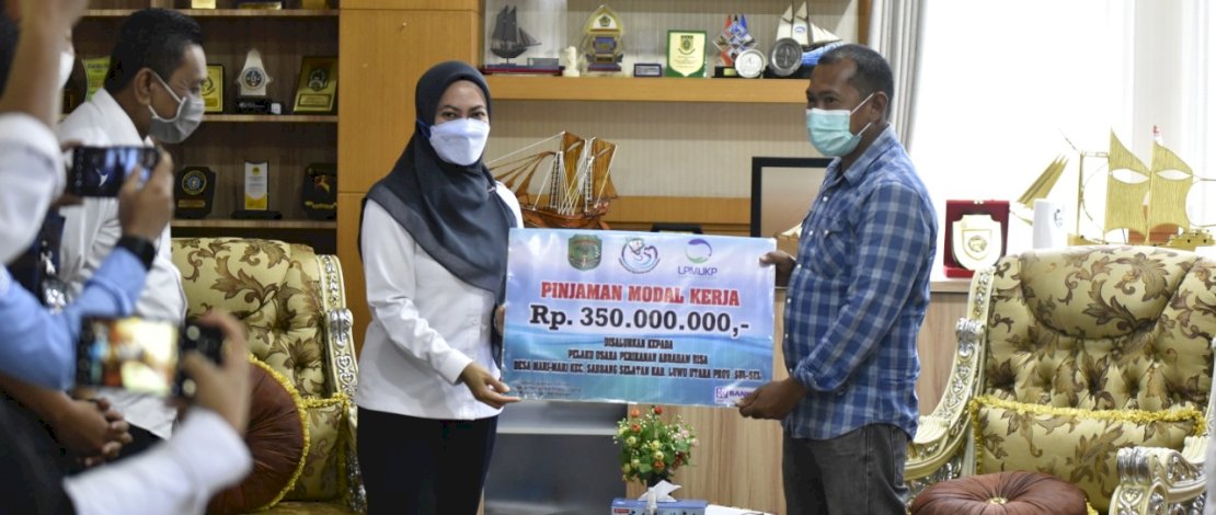Bantuan pinjaman modal untuk dua pelaku usaha perikanan, diserahkan Bupati Lutra, Indah Putri Indriani.