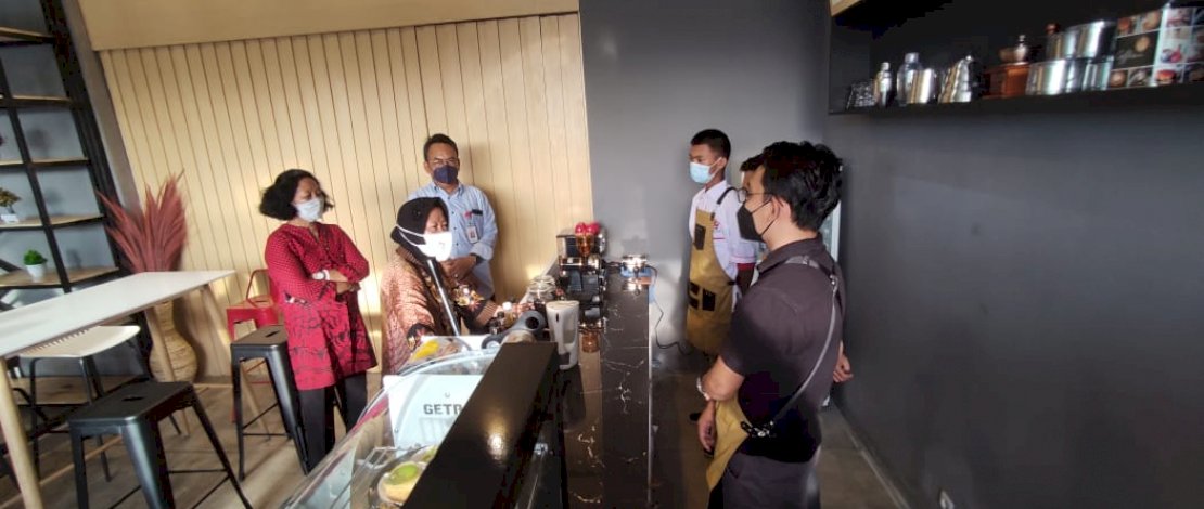 Mensos Tri Rismaharini saat berkunjung ke Balai Anak Toddopuli di Makassar.