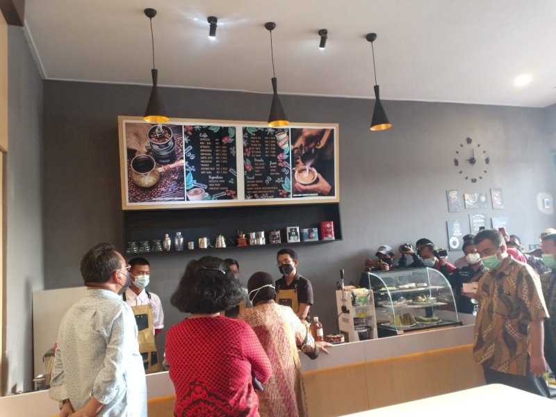 Jelang Buka Puasa, Mensos Pesan Es Cappucino ke Barista Cafe Balai Anak Toddopuli