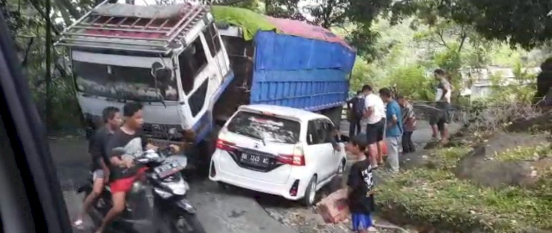 Macet di jalur Camba.