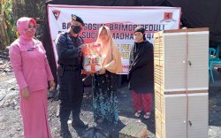 Berkah Ramadhan 1442 H, Brimob Bone Gelar Bhakti Sosial Bagikan Paket Sembako
