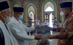 Bupati Serahkan 100 Mushaf Al-Quran Kepada Pengurus Masjid Agung Luwu 