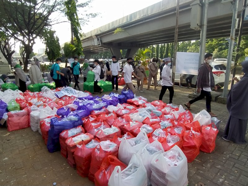 Muslimah Wahdah Bagi-bagi 48.516 Paket Buka Puasa Serentak di Seluruh Indonesia
