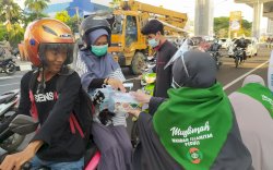 Momentum Tebar Ifthar, Muslimah Wahdah Turut Bagikan Masker ke Pengguna Jalan