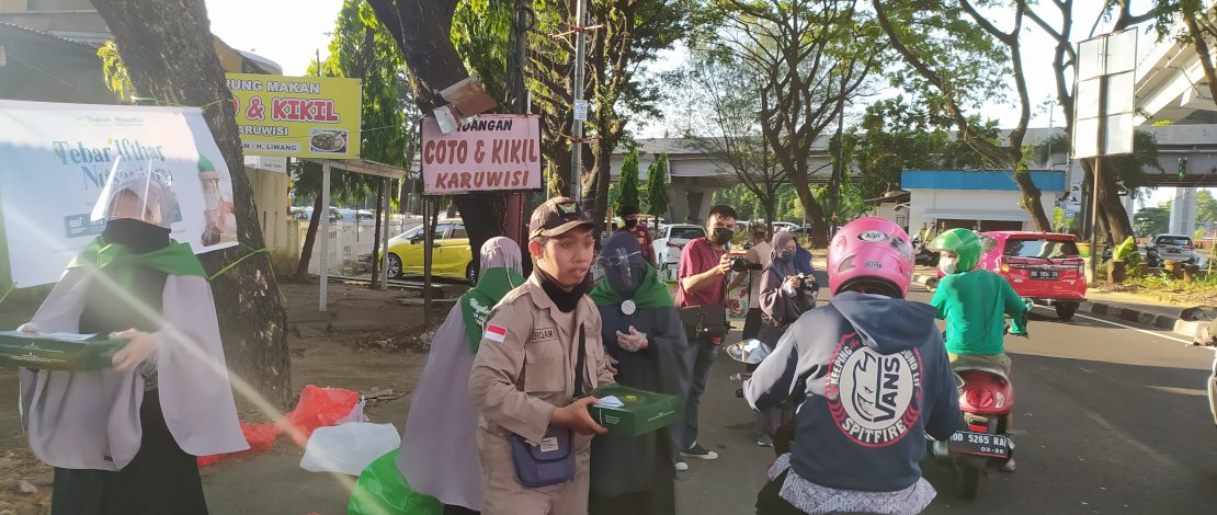 Suasana kegiatan Tebar Ifthar di Jalan AP Pettarani, Kota Makassar, Jumat (23/4/2021).