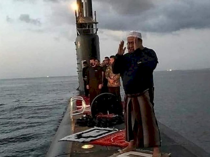 Ada Sajadah di Antara Puing Kapal Selam KRI Nanggala-402