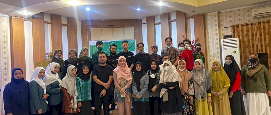 Panitia dan pembicara berfoto bersama usai dialog kepemudaan IPPNU Makassar.