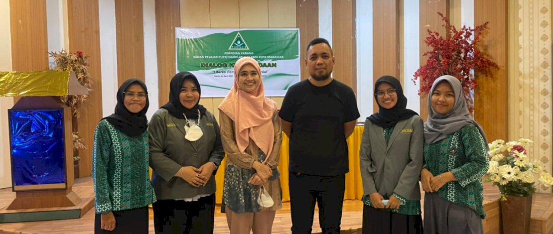 Panitia dan pembicara berfoto bersama usai dialog kepemudaan IPPNU Makassar.