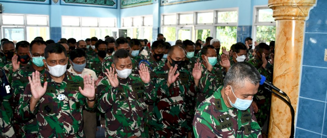 Lantamal VI Gelar Shalat Gaib dan Doa Bersama untuk 53 Prajurit KRI Nanggala 402 Lantamal VI Gelar Shalat Gaib dan Doa Bersama untuk 53 Prajurit KRI Nanggala 402