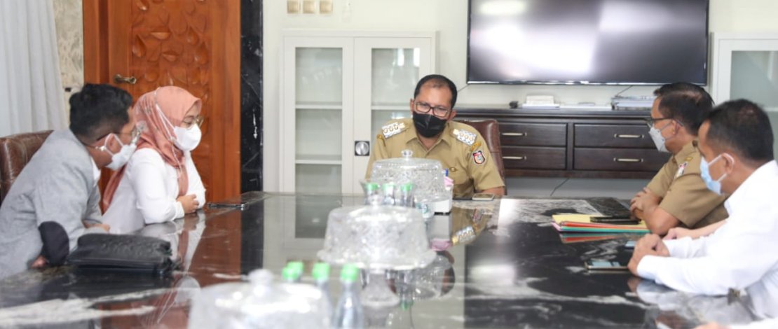  Wali Kota Makassar, Moh. Ramdhan &ldquo;Danny&rdquo; Pomanto menerima kunjungan PLN Kota Makassar, di kediaman pribadinya, Jalan Amirullah, Senin (26/4/21).