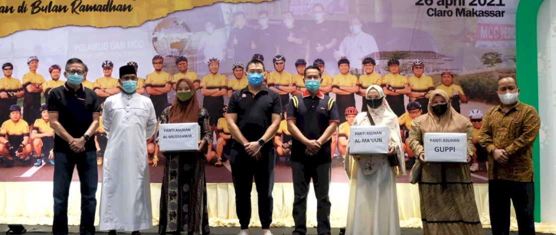 Suasana buka puasa bersama MCC dengan anak panti di Hotel Claro.