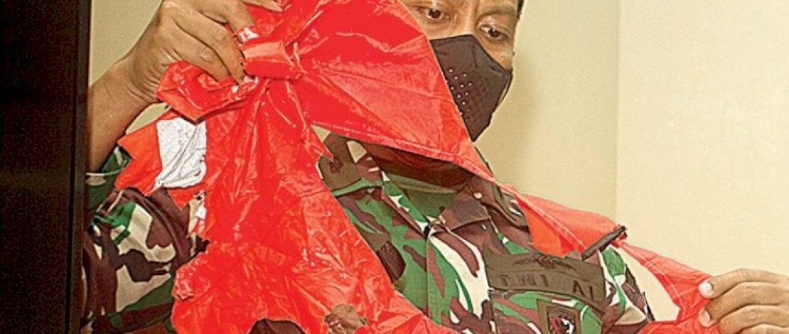 Kondisi pakaian keselamatan Nanggala-402. Foto lain,  penampakan jaket keselamatan saat komandan Nanggala-402, Letkol Laut (P) Heri Octavian latihan simulasi.