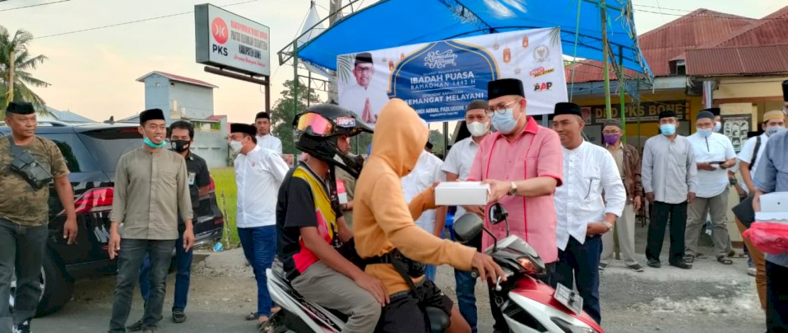 Andi Akmal Pasluddin berbagi takjil. Andi Akmal Pasluddin berbagi takjil.