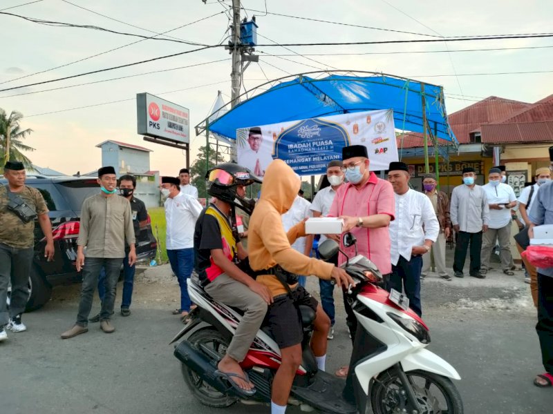 Andi Akmal Berbagi Takjil di Depan Kantor PKS Bone
