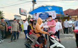 Andi Akmal Berbagi Takjil di Depan Kantor PKS Bone