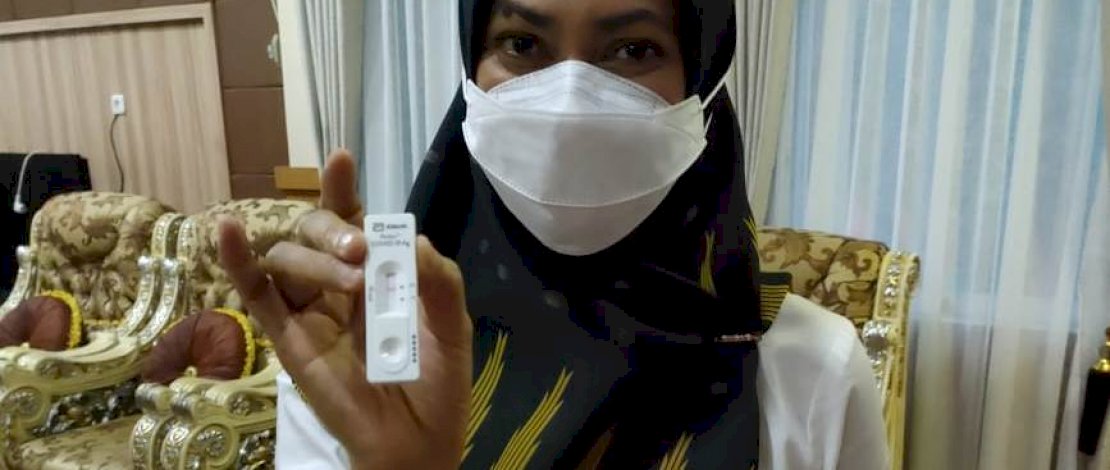 Bupati Lutra, Indah Putri Indriani, memperlihatkan hasil swab antigennya.