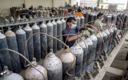 "Cari Terus, Bahkan Tuhan Dapat Ditemukan," Pasien Covid India Berburu Oksigen Sendiri