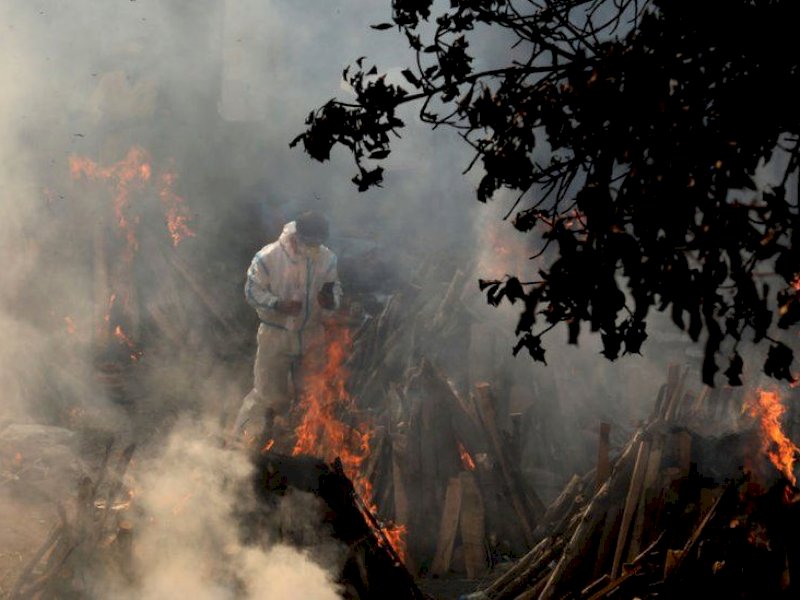 Krematorium di Delhi Kewalahan, Mayat Terpaksa Dibakar di Taman