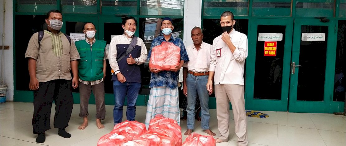 Bantuan iftar Yayasan Hadji Kalla ke beberapa masjid di Kota Makassar.
