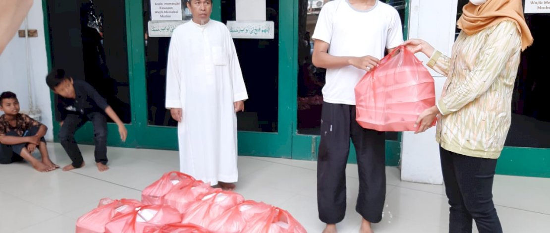 Bantuan iftar Yayasan Hadji Kalla ke beberapa masjid di Kota Makassar.