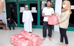 Yayasan Hadji Kalla Berbagi Paket Iftar ke Sejumlah Masjid Kota Makassar