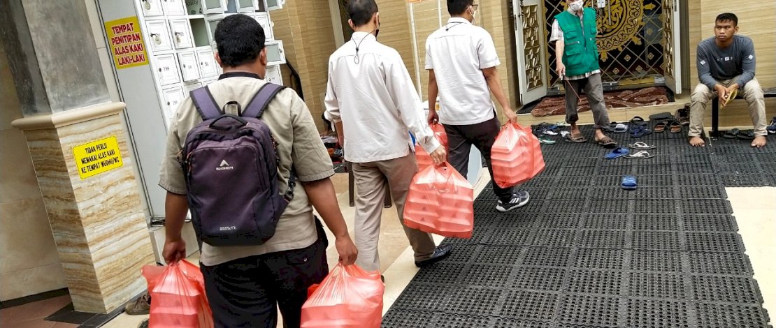 Bantuan iftar Yayasan Hadji Kalla ke beberapa masjid di Kota Makassar.