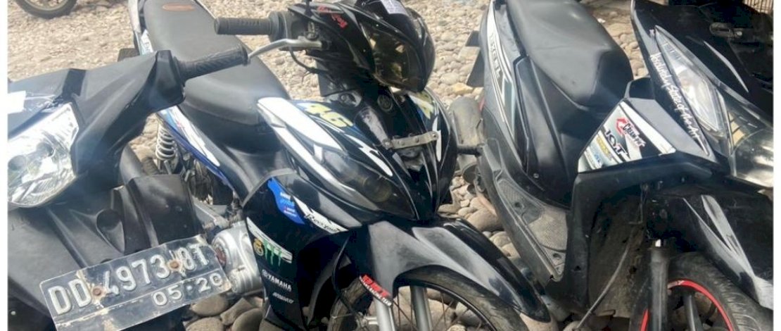 Pelaku curanmor dan barang bukti.